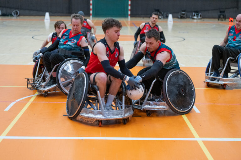 Ondanks de actie en snelheid is rolstoelrugby een hele toegankelijke sport!
