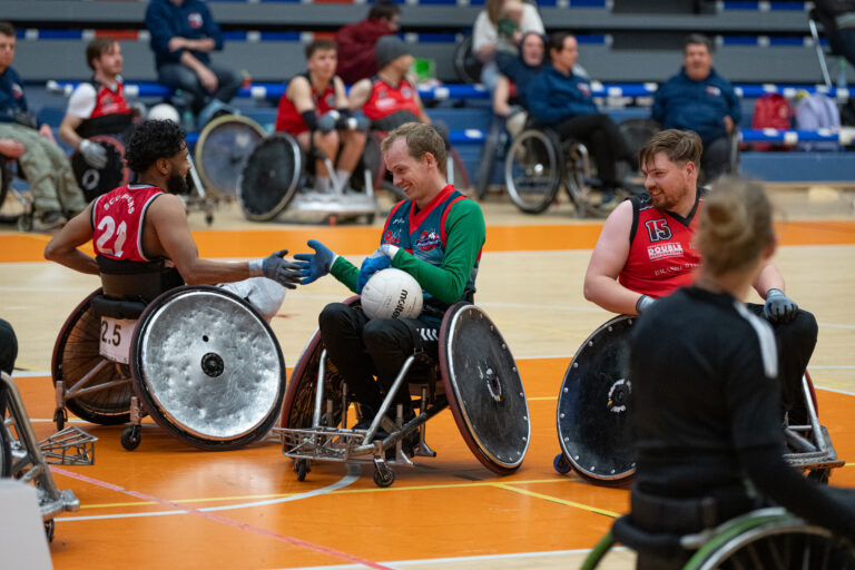 Rolstoelrugby is een hechte sport