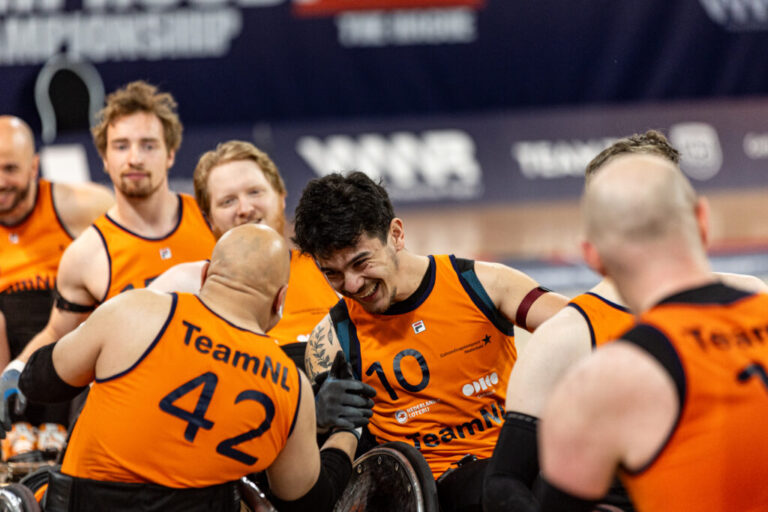 rolstoelrugbyspelers begroeten elkaar